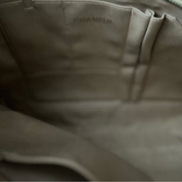 vintage Chanel quilted leather tote bag with gold-tone hardware and chain straps - Picture 7 of 7